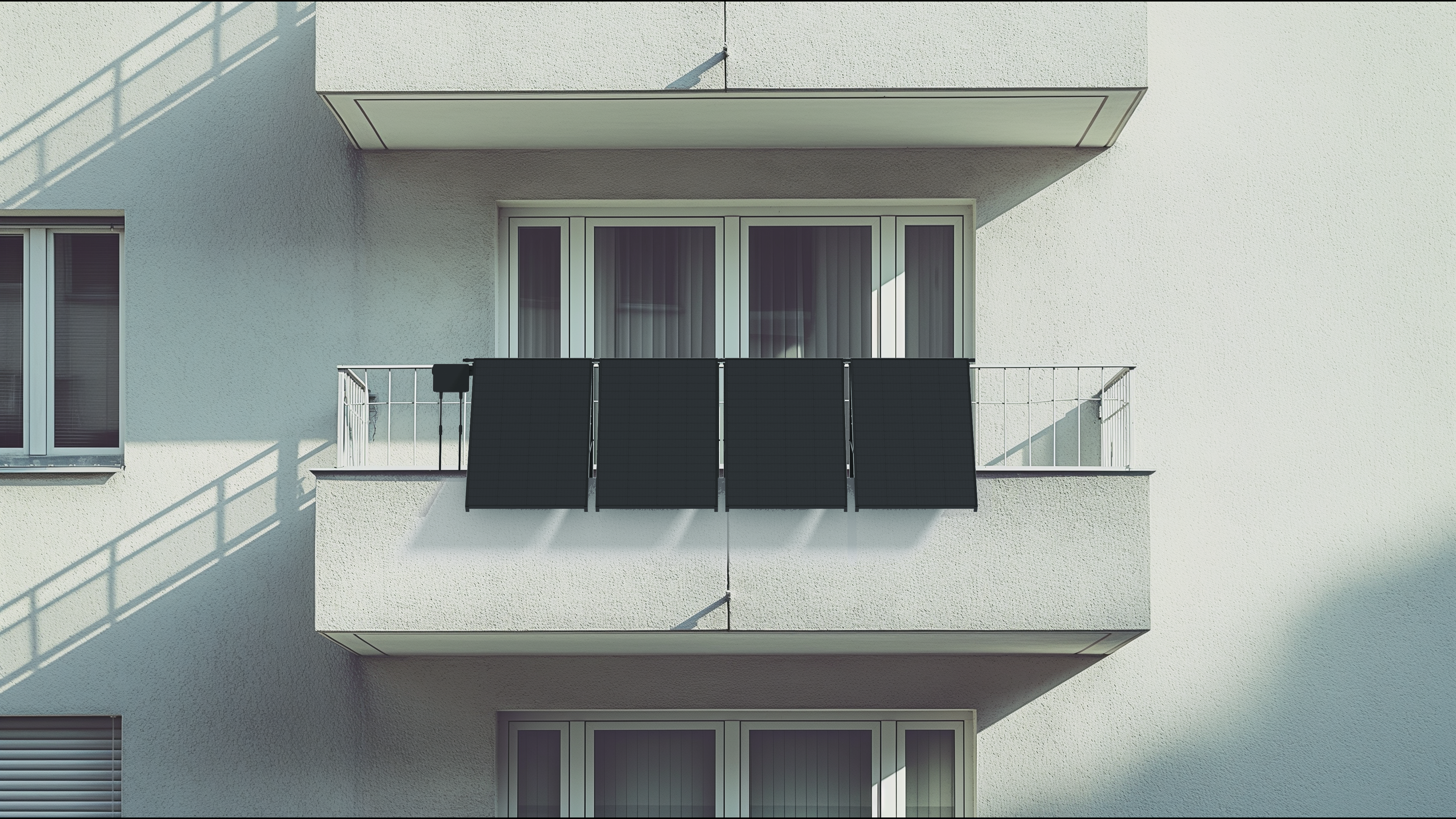 Sunshare Balkonkraftwerk mit Speicher Komplettset: Semi-Solid Batterie, PV-Module & Halterung – Einfache Installation für Balkon